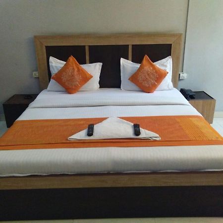Hotel Samridhi Palace Juhi Bari 외부 사진